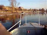 В Самаре на набережной спасатели сняли с дрейфующей льдины подростков