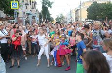 По улице Куйбышева прошел танцевальный парад