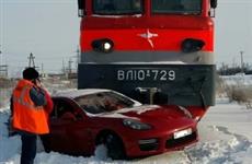 В Тольятти на железнодорожном переезде поезд протаранил Porsche Panamera GTS