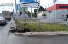 На Московском шоссе ограничено движение из-за провала асфальта