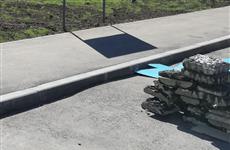В самарском дворе второй раз за три года укладывают новый асфальт