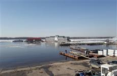 По Волге напротив Самары несет оторвавшийся от берега дебаркадер