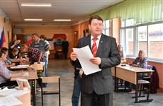 Алексей Лескин пришел на избирательный участок с семьей