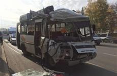 В Уфе столкнулись два автобуса, повреждена остановка, на осмотр доставлено 15 человек