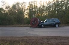 В Отрадном "Нива" врезалась в катушку с кабелем, выпавшую из прицепа КамАЗа