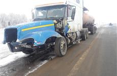 В Алексеевском районе УАЗ врезался в припаркованную автоцистерну и загорелся
