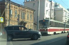 В центре Самары девушка на Mercedes врезалась в столб, остановив движение трамваев