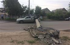 В Самаре водитель грузовика сбил два столба, один из которых упал на легковушку