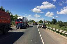 В ДТП с участием двух грузовиков и двух легковушек в Сергиевском районе пострадали четыре человека