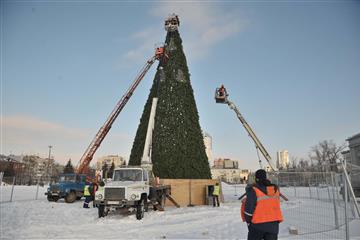 В Самаре установили главную елку высотой выше 22 метров