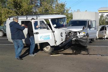 Четыре человека пострадали в Отрадном при столкновении легковушки и двух УАЗов