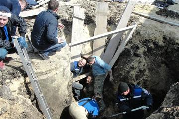 В Сызрани спасатели вытащили заваленного землей мужчину