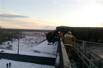В Самарской области грузовик пробил ограждения моста над железной дорогой, водитель погиб
