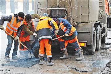 Депутаты Самары проверили ход работ по замене асфальта в Самарском районе
