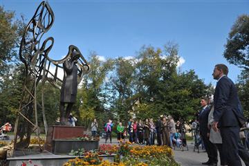 В Самаре установлен памятник Женщине