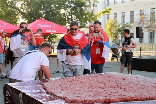 
        В Самаре в честь победы сборной Сербии приготовили гигантскую плескавицу
    