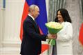 Владимир Путин вручил орден "Мать-героиня" многодетной маме из Саранска Наталье Автаевой