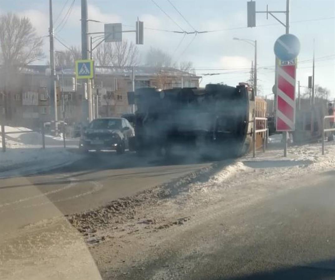 Упавшая вертикаль. ДТП В Самаре на Московском шоссе с грузовиком. ДТП Самара Московское шоссе Луначарского 3 февраля 2021. Грузовик лежит на боку у BP В Орехово-Зуево.