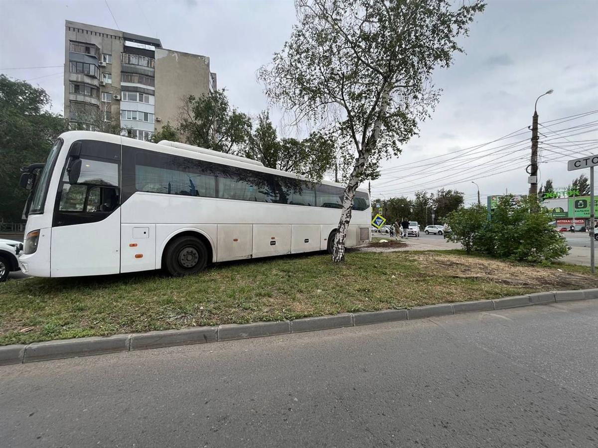 В Самаре водитель автобуса потерял сознание и снес ограждение - Волга Ньюс