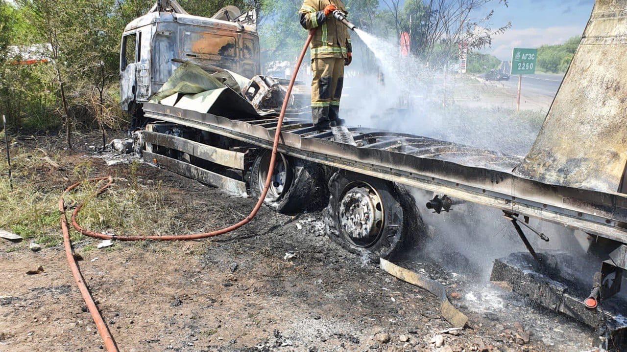 Под Самарой у грузовика пробило колесо, он врезался в бетонную опору и  загорелся - Волга Ньюс