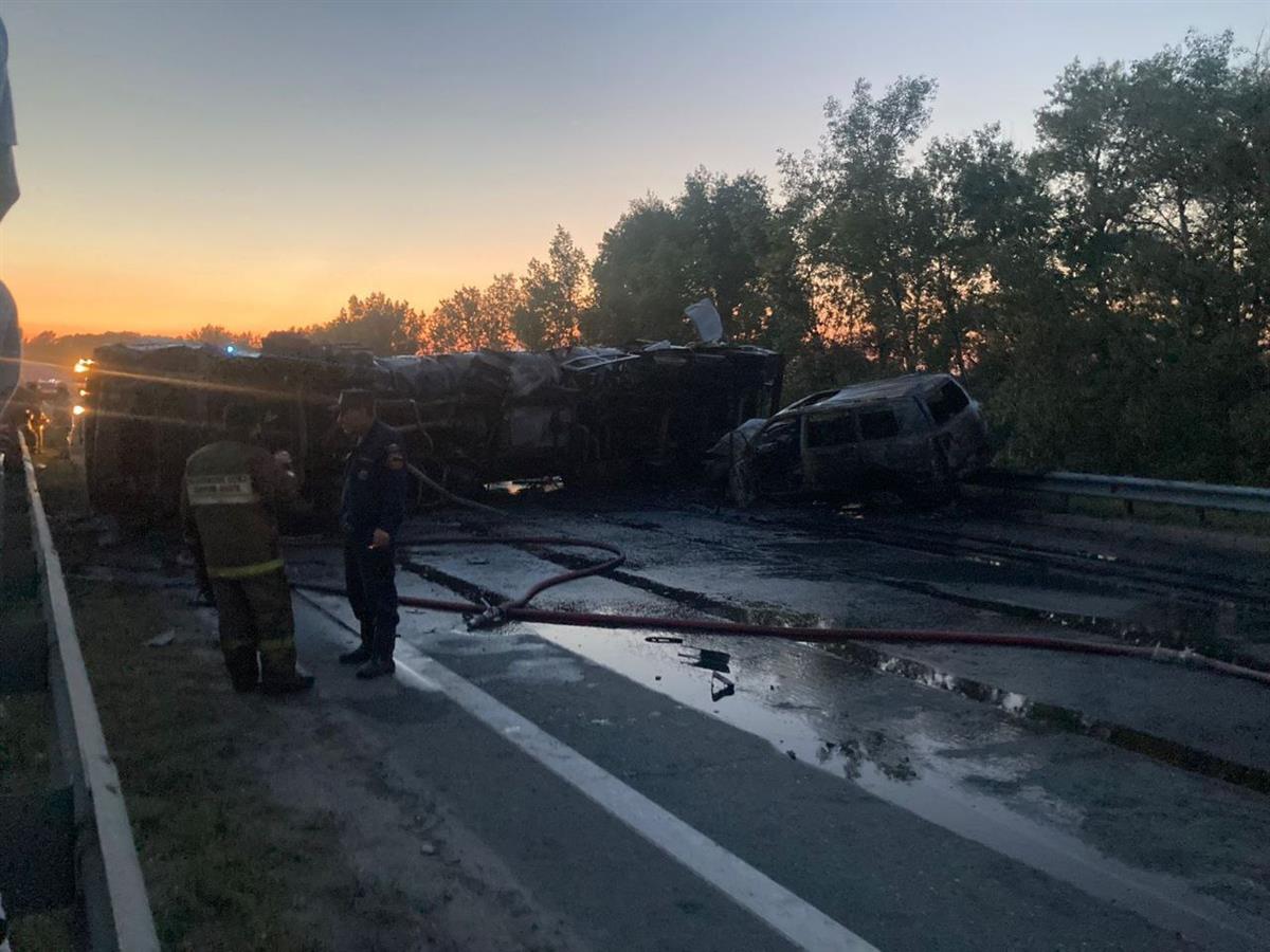 На трассе М-5 под Самарой сгорели легковушка и бензовоз | 09.08.2023 |  Самара - БезФормата