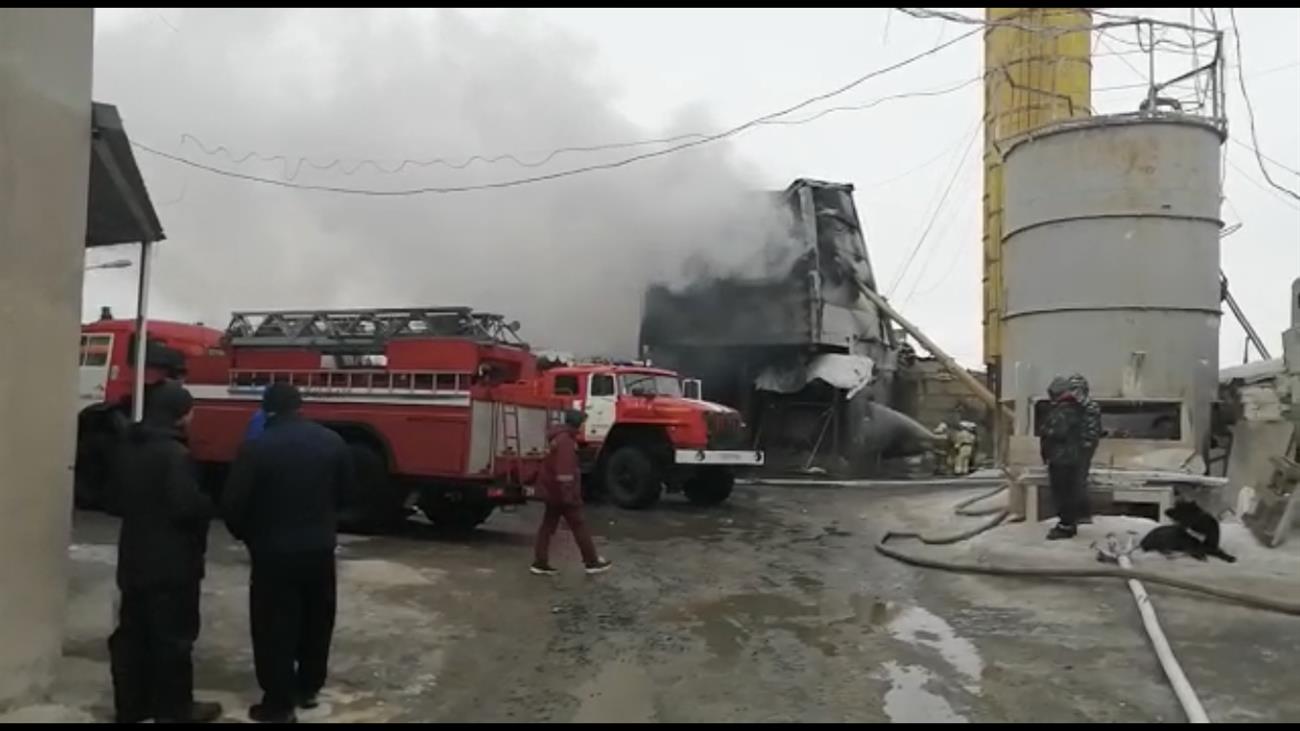 На ул. Утевской в Самаре 96 человек тушили производственное здание - Волга  Ньюс