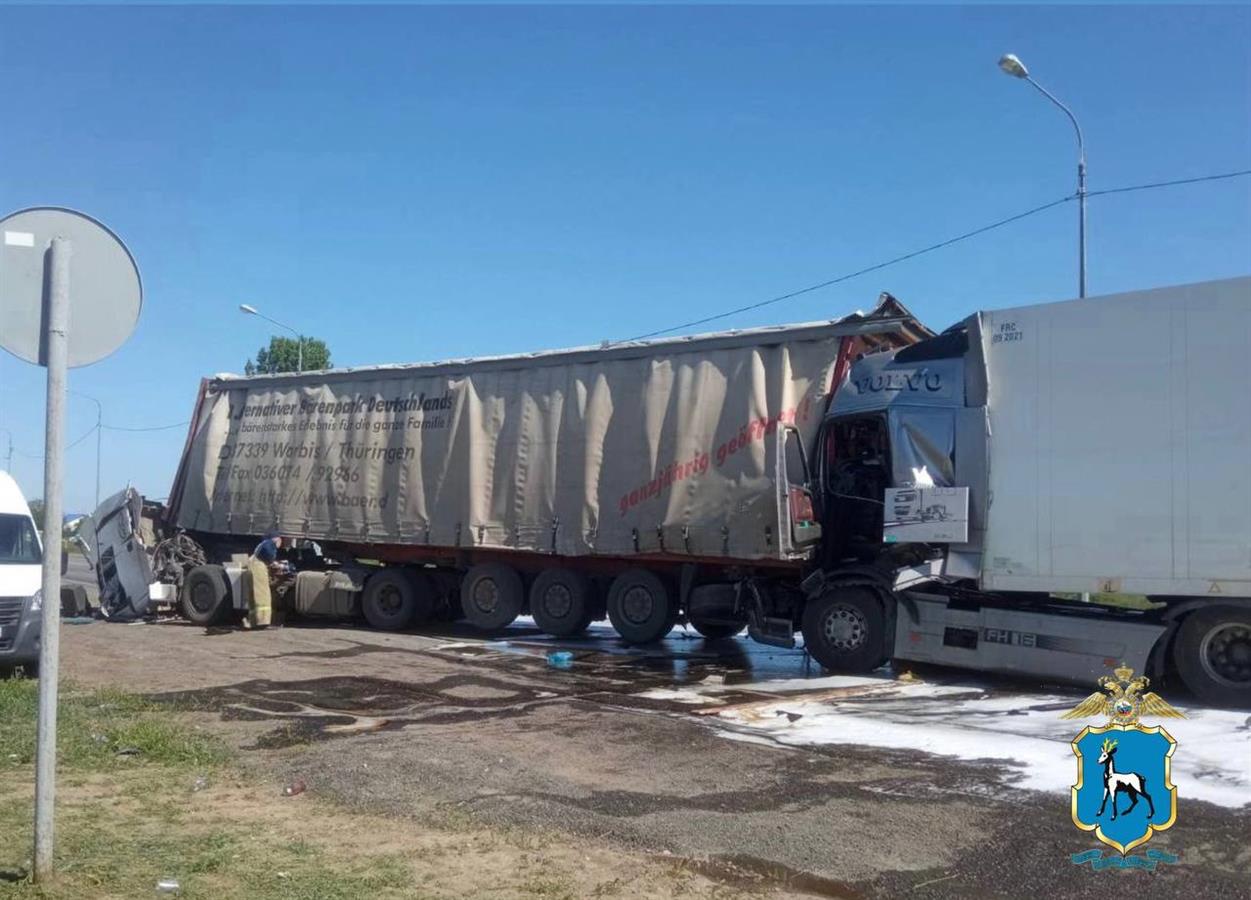 Две фуры столкнулись в Самарской области, один водитель погиб - Волга Ньюс