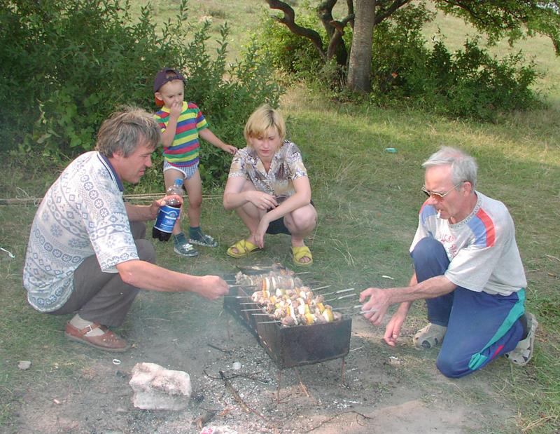 Шашлыки среди мусора во дворе. Шашлык во дворе. Барбекю блюда. Шашлык на мангале. Дети пожарить шашлыки на детской площадке.