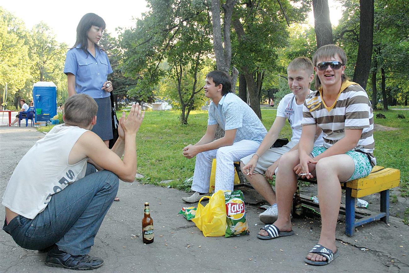 Попили улицу. Распитие напитков в общественном месте. Подросток с пивом на улице. Подростки пьют на улице.