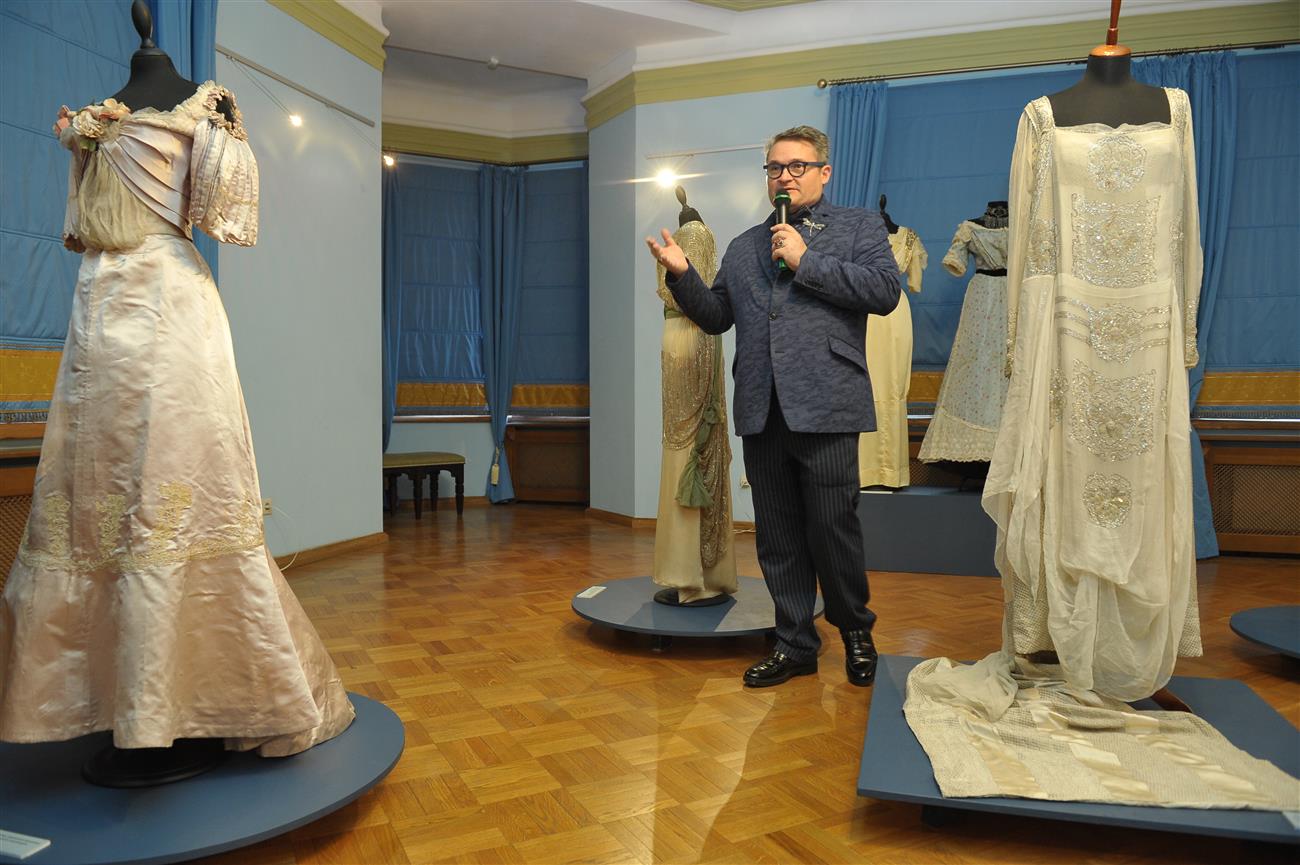 Александр Васильев рассказал самарцам о платьях с выставки Женская мода в стиле  модерн - Волга Ньюс