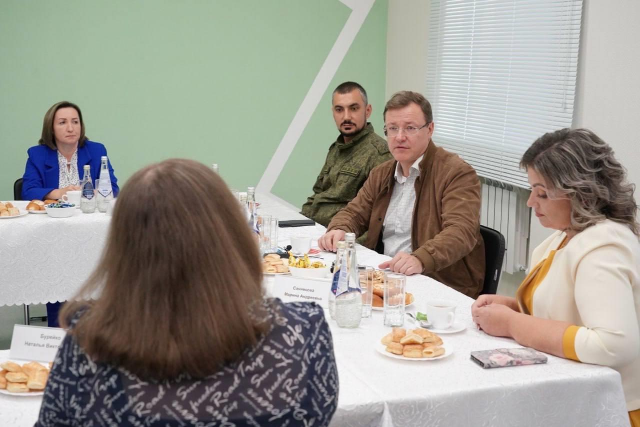 Дмитрий Азаров в Богатовском районе встретился с семьями участников СВО -  Волга Ньюс