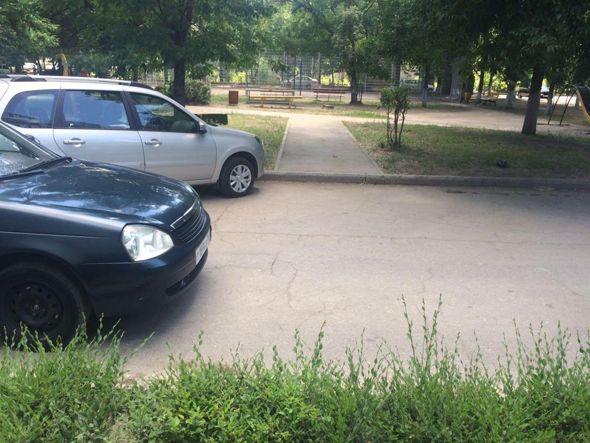 Приора во дворе. Приора ночью без номеров. Приора во дворе дома. Машина приора ночью. Приора и мальчик.