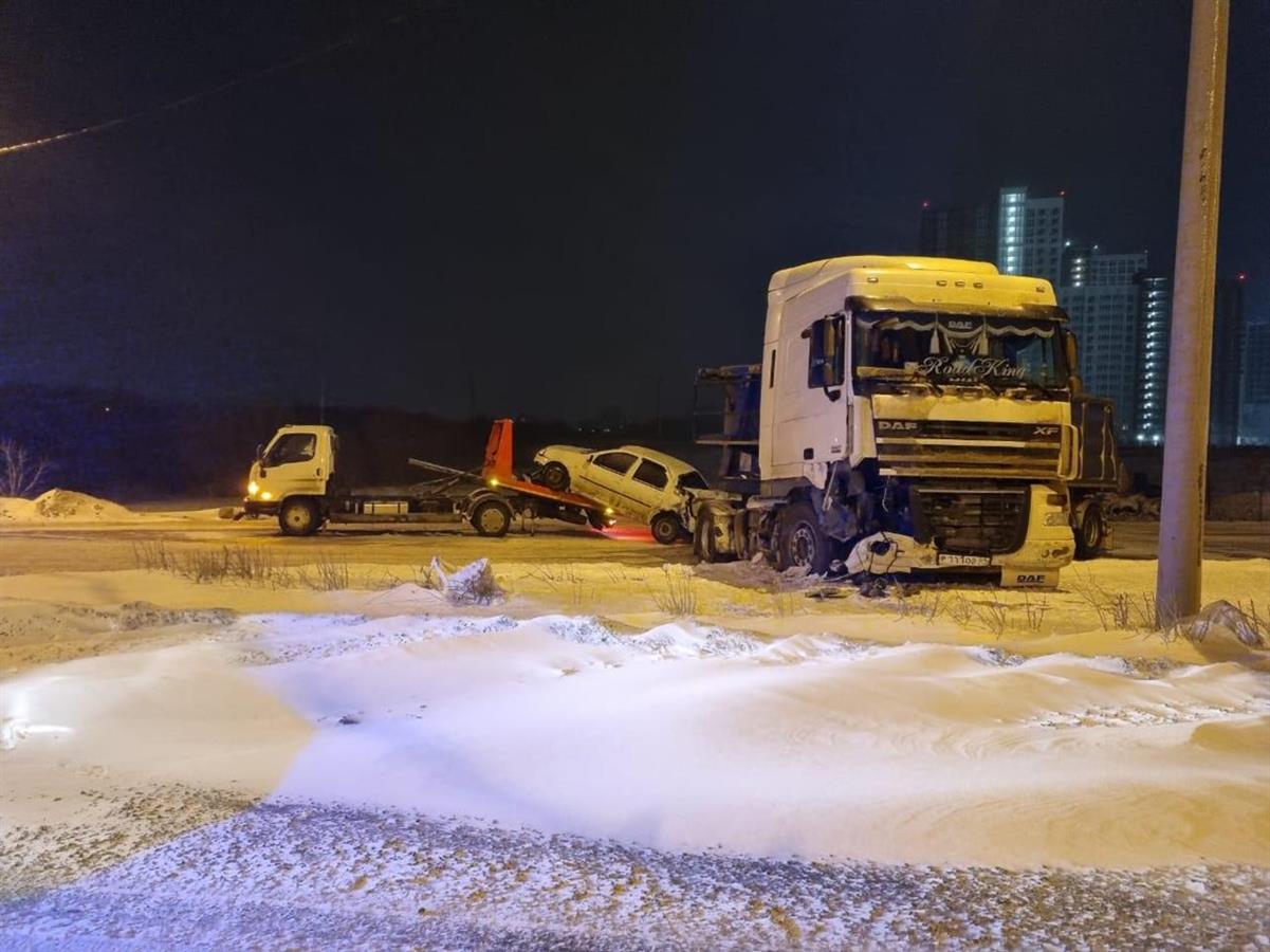 В Самаре водитель грузовика врезался в легковушку, которую поднимали на  эвакуатор - Волга Ньюс