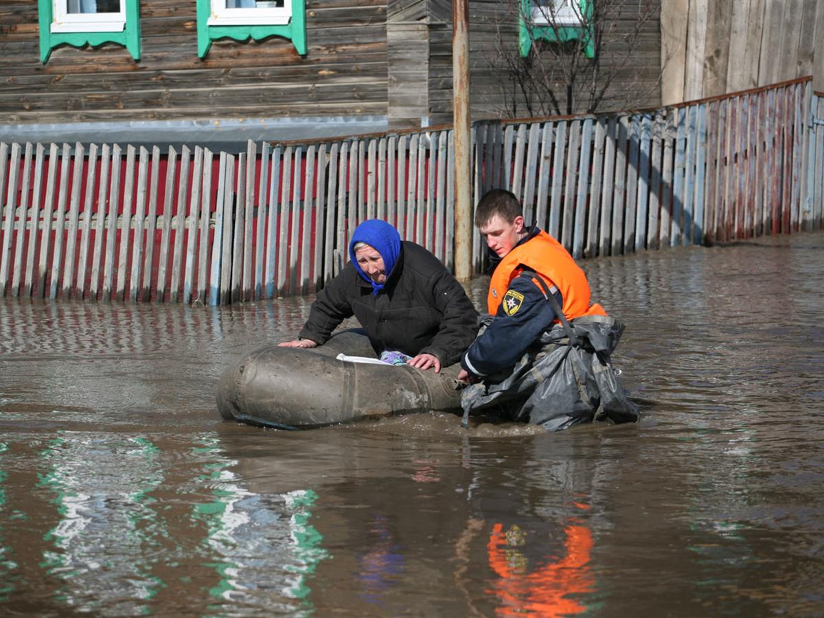 Паводок в подъем михайловке. МЧС паводок. МЧС наводнение. Человек и половодье. Сильный паводок.