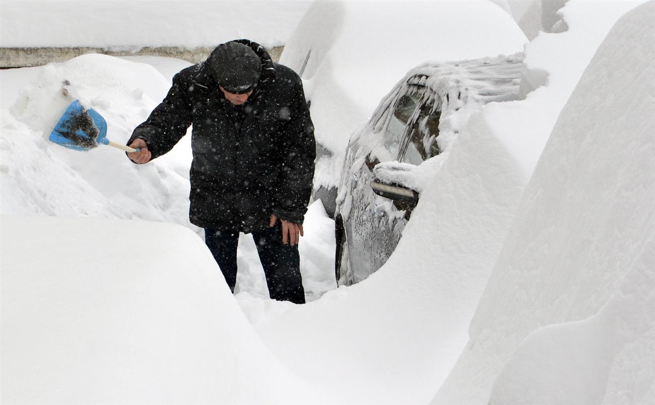 Откопала или откапала. Откапывает машину из снега. Откапывание машины из под снега. Откопали из снега. Машину откопала откопала.