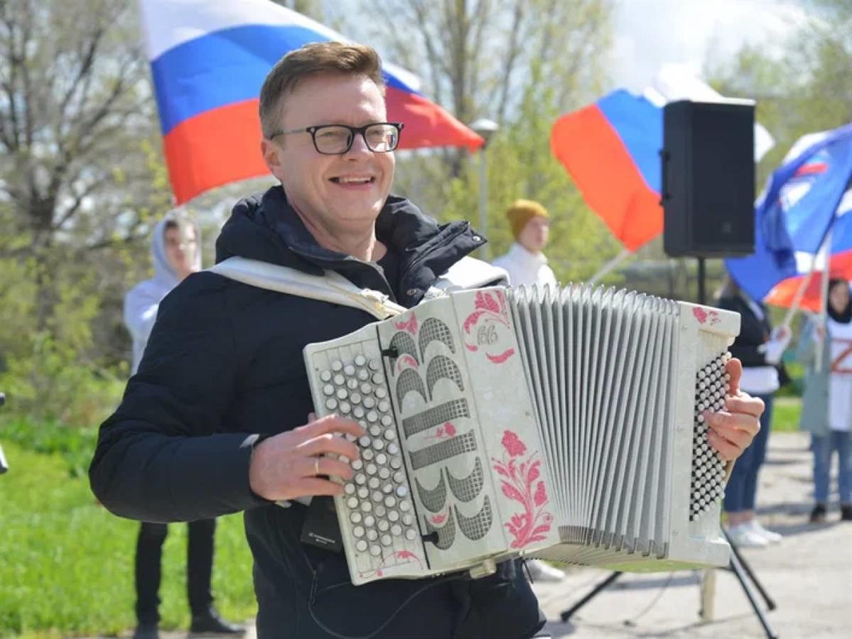 Самарский музыкант Сергей Войтенко спел под окнами госпиталя ветеранов -  Волга Ньюс