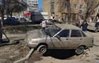 В Самаре под машиной провалился асфальт 