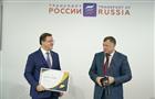Марат Хуснуллин вручил Дмитрию Азарову награду за достижения в реализации дорожного нацпроекта