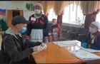 Студента из Самарской области на выборах в родном селе встретили музыкой и народными песнями