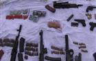 У жителя Волжского района полицейские обнаружили арсенал оружия и 1,5 кг взрывчатки