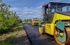 На дорогу к селу Монастырское в Саранске укладывают новый асфальт