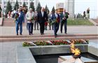Дмитрий Азаров и Александр Карелин возложили цветы к Вечному огню в годовщину победы советских войск в Курской битве 