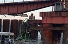 По факту гибели людей при падении крана с моста у Климовки возбуждено дело