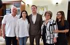 В преддверии Дня семьи Дмитрий Азаров поздравил самарскую семью медиков с золотой свадьбой