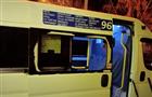 В Тольятти пассажир автобуса разбил стекло и вывалился наружу