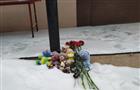 Самарцы приносят игрушки и цветы на место гибели двух школьниц