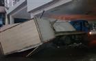 В новокуйбышевском ТЦ водитель грузовика сломал будку, врезавшись в переход 