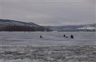 В Ставропольском районе с дрейфующей льдины спасены трое рыбаков
