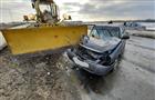 Водитель Lada Priora врезался в автогрейдер на Самарской обводной дороге