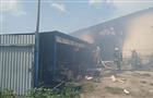 Под Самарой 88 человек тушат крупный пожар на складе с мебелью